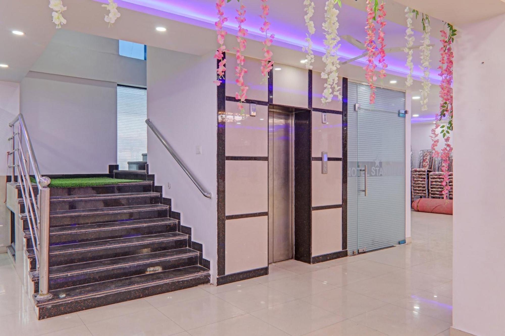 Collection O Starfield Hotell Lucknow Exteriör bild